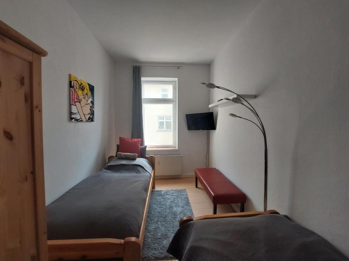 Schoene Zwei-Zimmer-Wohnung "W2" Mit 4 Einzelbetten Und Wlan In Zwenkau Bei Leipzig Im Neuseenland Bagian luar foto