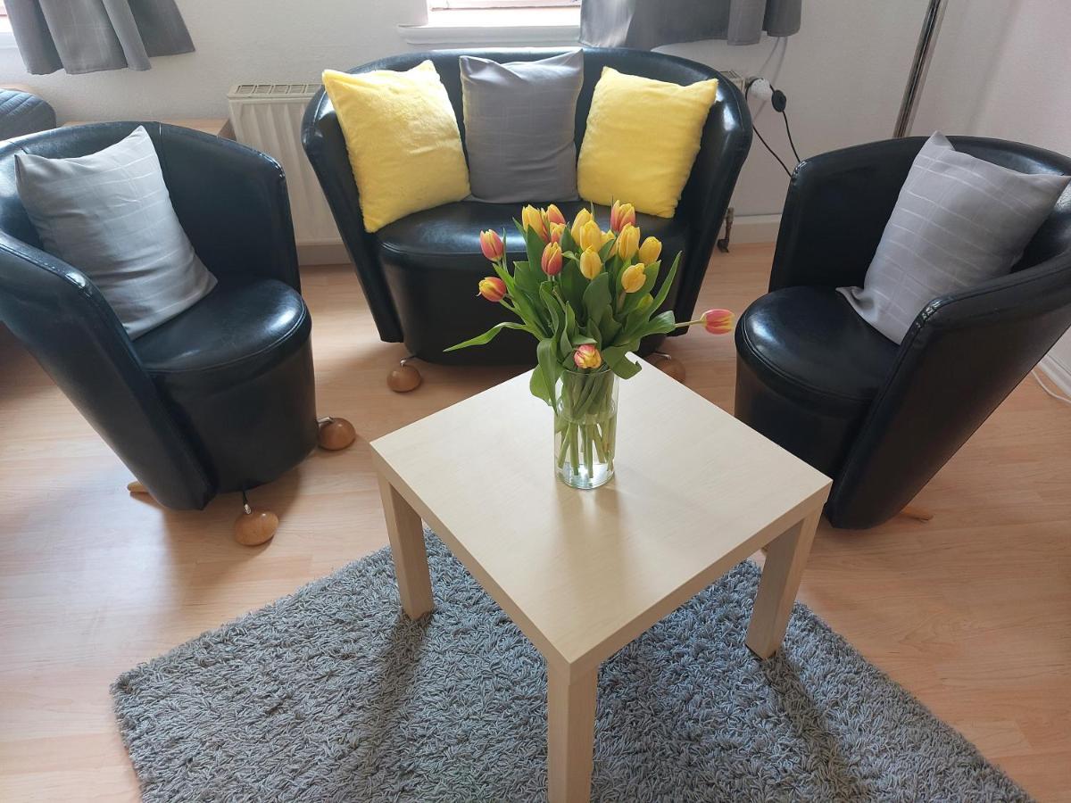 Schoene Zwei-Zimmer-Wohnung "W2" Mit 4 Einzelbetten Und Wlan In Zwenkau Bei Leipzig Im Neuseenland Bagian luar foto