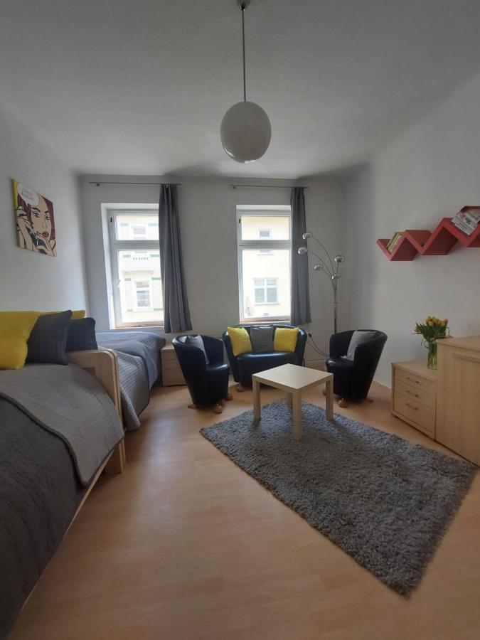 Schoene Zwei-Zimmer-Wohnung "W2" Mit 4 Einzelbetten Und Wlan In Zwenkau Bei Leipzig Im Neuseenland Bagian luar foto