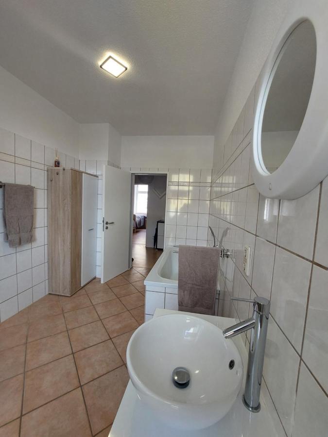 Schoene Zwei-Zimmer-Wohnung "W2" Mit 4 Einzelbetten Und Wlan In Zwenkau Bei Leipzig Im Neuseenland Bagian luar foto