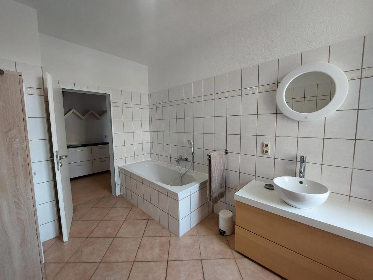 Schoene Zwei-Zimmer-Wohnung "W2" Mit 4 Einzelbetten Und Wlan In Zwenkau Bei Leipzig Im Neuseenland Bagian luar foto